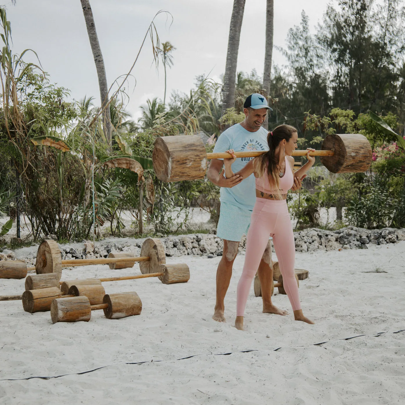 Offsite de equipo pequeño — sesión de gimnasio de troncos en la playa del Nest