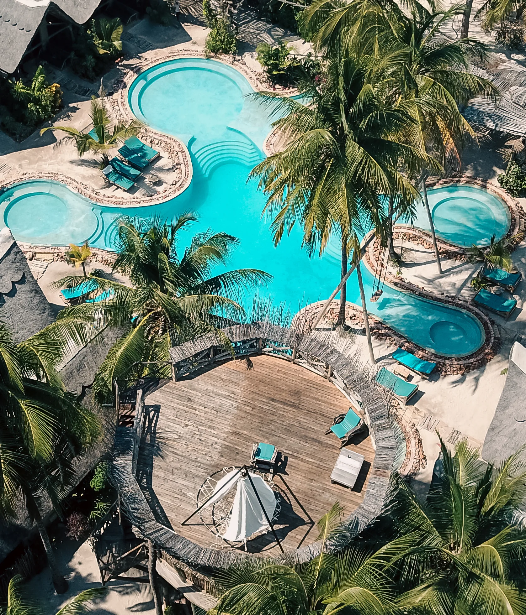 Sede de retiros de uso exclusivo en la playa de Paje, Zanzíbar — la piscina orgánica y el deck de The Nest desde el aire