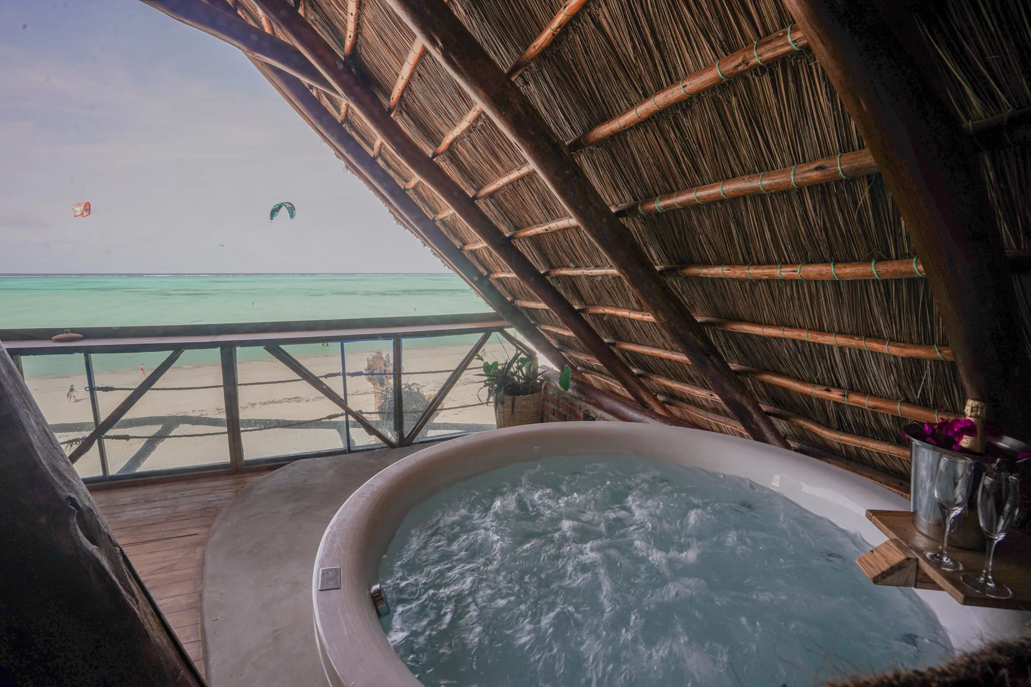 Kite y alojamiento en Paje — jacuzzi privado del Nest con cometas sobre la laguna