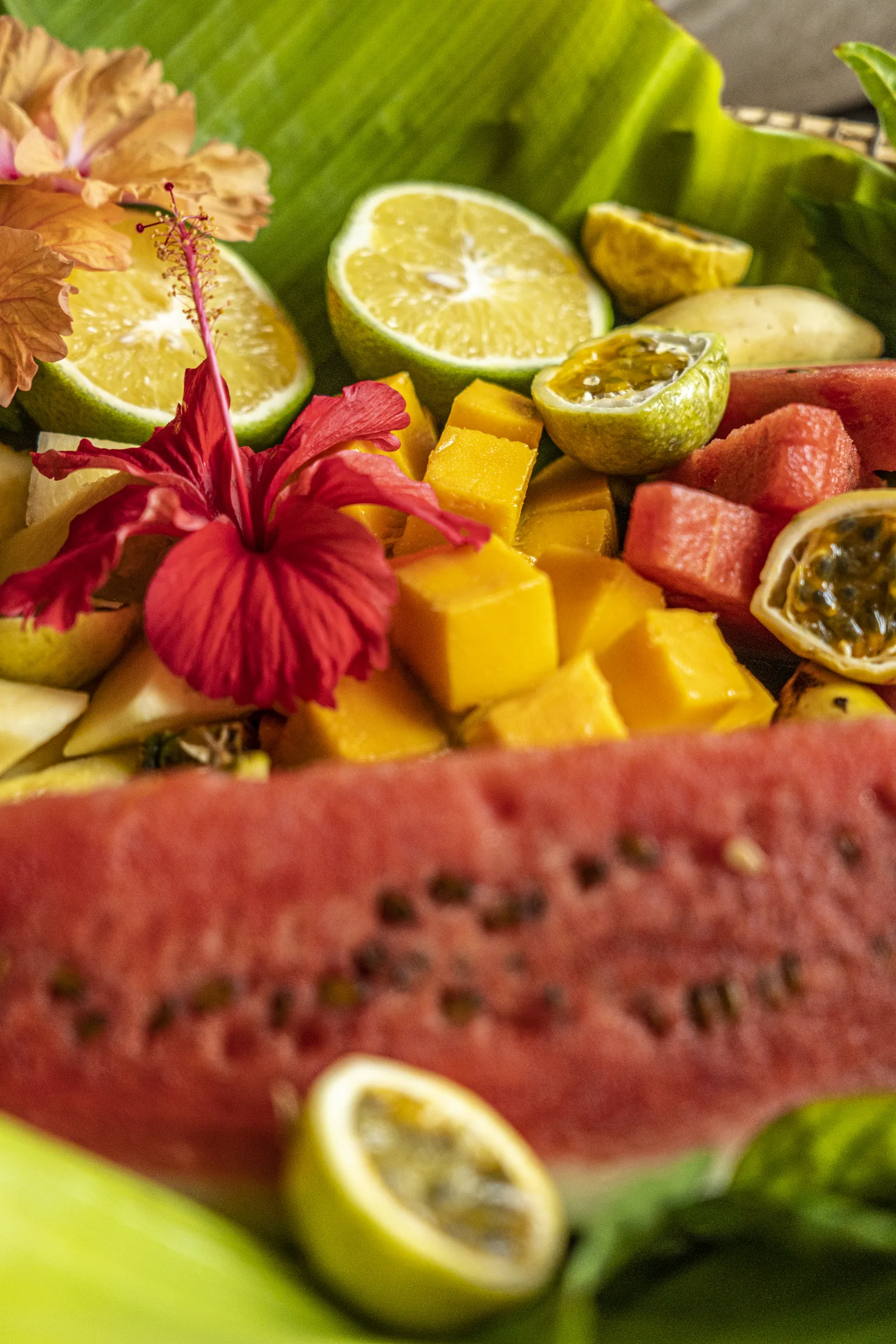Plato de fruta tropical de Zanzíbar decorado con hibisco