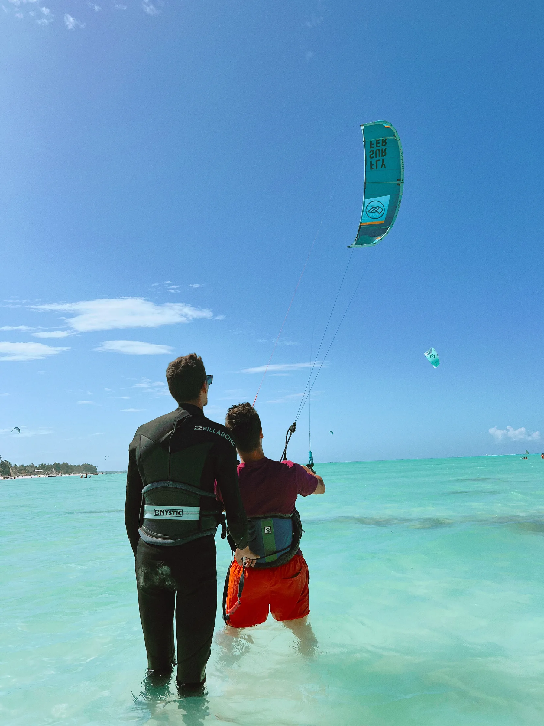 Kiters con el agua por la cintura en la laguna de Paje a media marea
