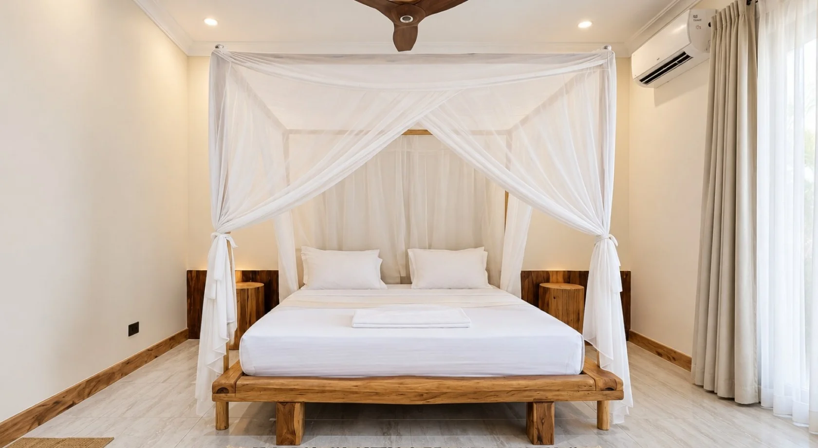 Second bedroom with a four-poster bed, mosquito net, air conditioning and ceiling fan