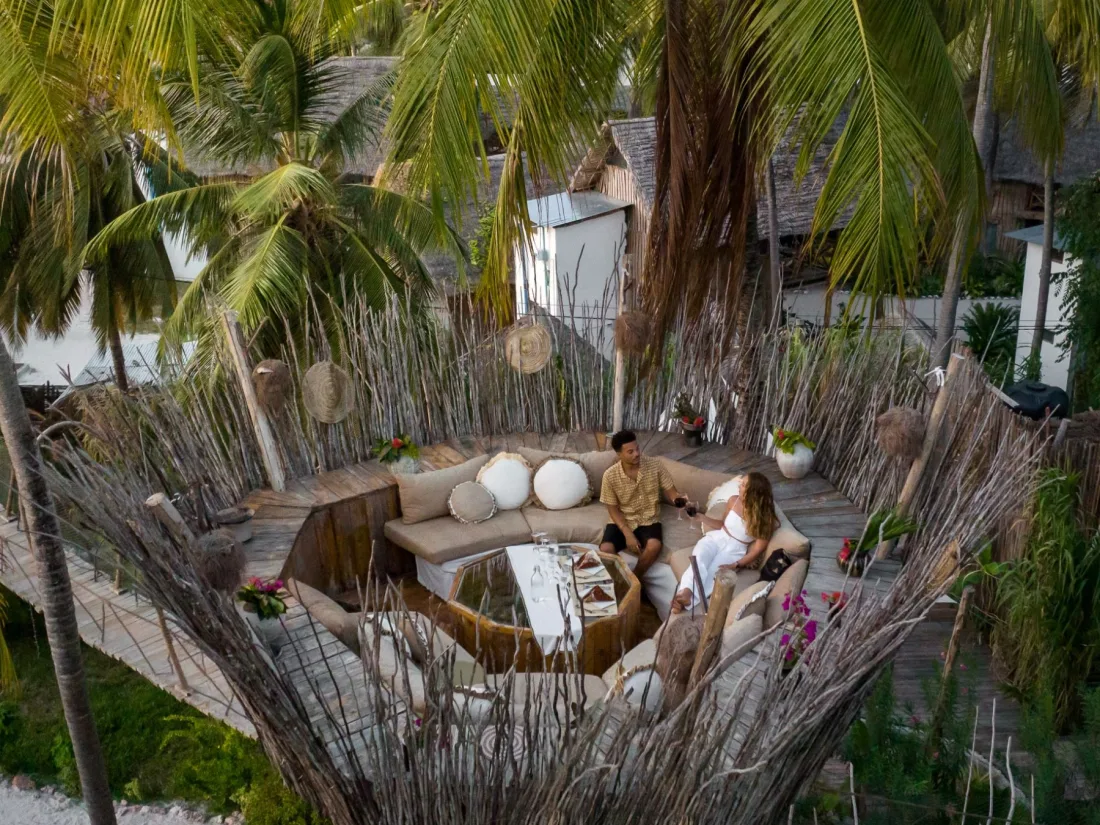 VIP Nest elevado preparado para una cena romántica al atardecer